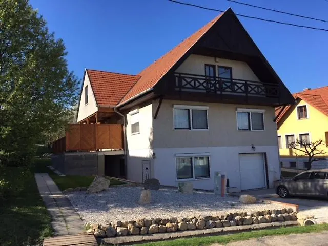 Baratkozo Vendeghaz Guest house